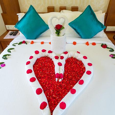 Monsoon Grande Hotel Munnar Bagian luar foto