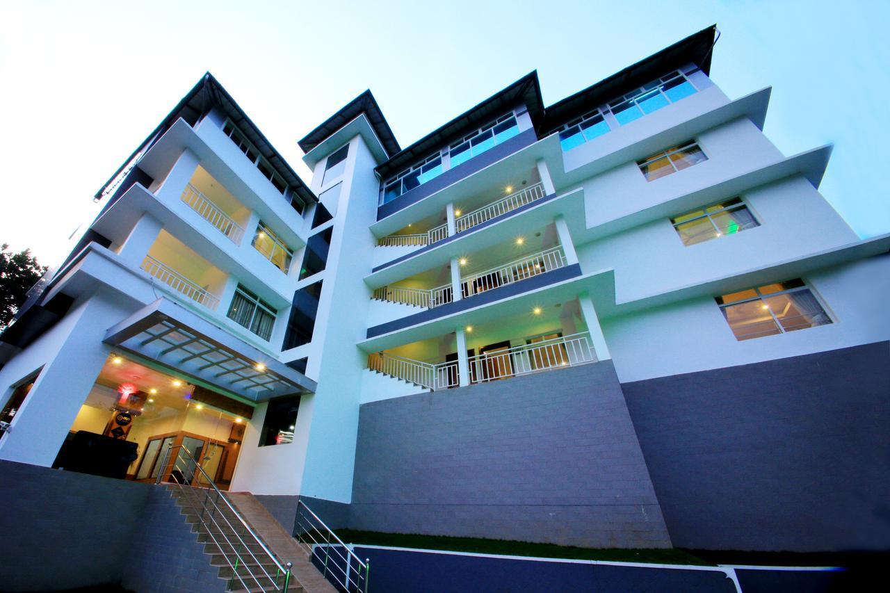 Monsoon Grande Hotel Munnar Bagian luar foto