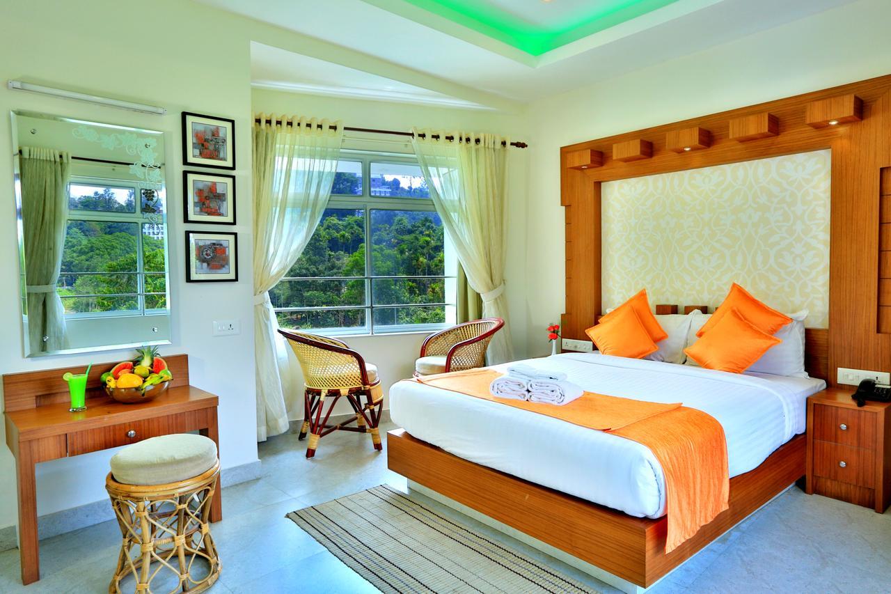 Monsoon Grande Hotel Munnar Bagian luar foto