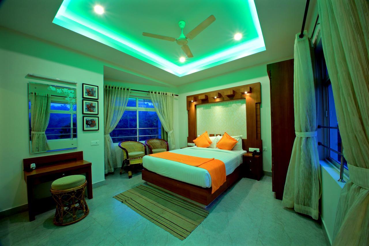 Monsoon Grande Hotel Munnar Bagian luar foto